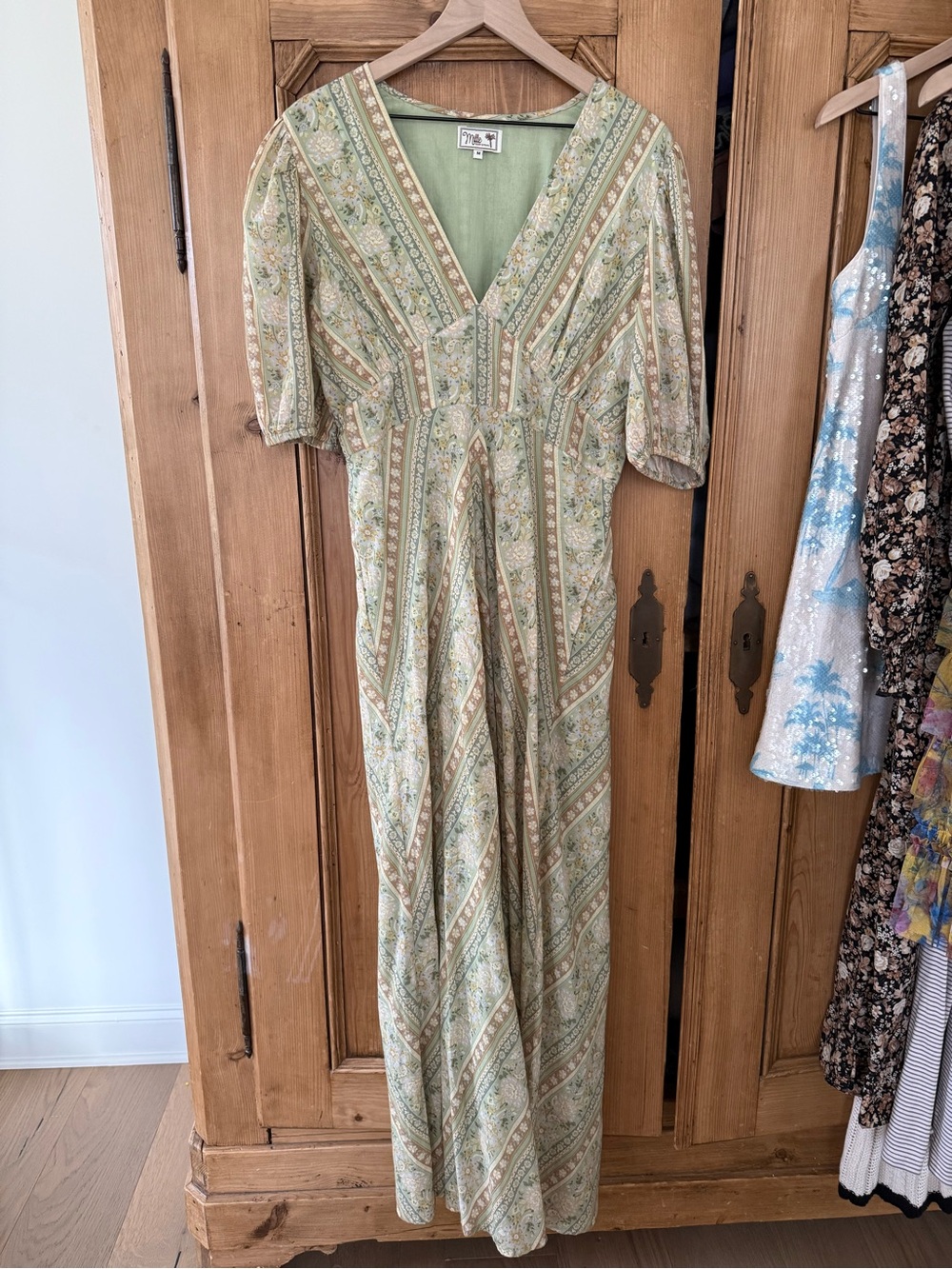 MILLIE resort 
Shop Bop

Light Green Floral V-Neck Maxi Dress with Puff Sleeves